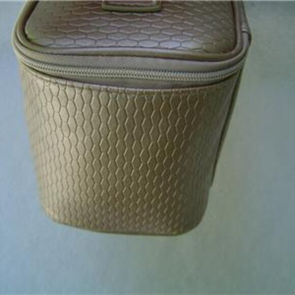 NEW AUTHENTIC BVLGARI PARFUMS GOLD SMALL TRAVEL VANITY CASE NWOT'S - Picture 2 of 10